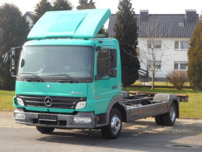 Стекло лобовое MERCEDES ATEGO 1998- (2126*802*2195) 
Бренд: ZDG с серой полосой