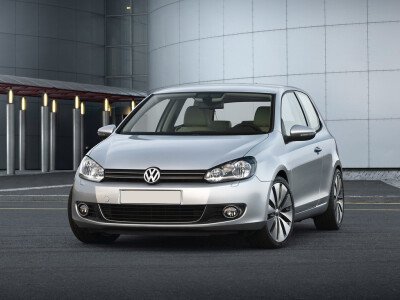 Стекло лобовое VOLKSWAGEN GOLF 2008-2014 (5K1-3d h/b) место под датчик дождя 
Бренд: КМК с синей полосой