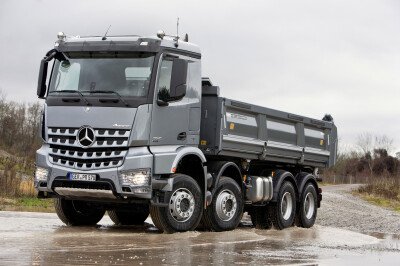 Стекло лобовое MERCEDES AROCS 2012- (2125*892*2253-2015) место под 1 камеру, место под датчик дождя, 
Бренд: BENSON с синей полосой
