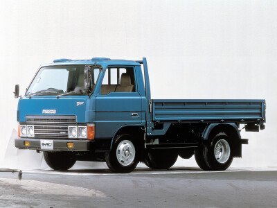 Стекло лобовое MAZDA TITAN 1980-1989 (WE-1812*630*1808) 
Бренд: BSG с серой полосой