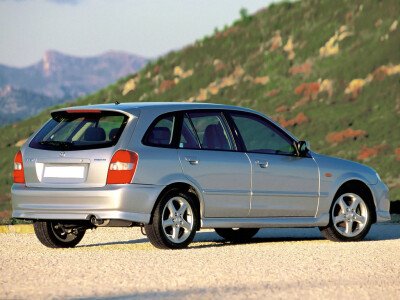 Стекло заднее с обогревом MAZDA 323 1998-2004 (BJ-5d wag) 1 отверстие 
Бренд: FYG