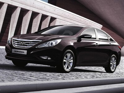 Стекло лобовое HYUNDAI SONATA 2010-2014 (YF-LHD) обогрев щеток 
Бренд: BSG с синей полосой