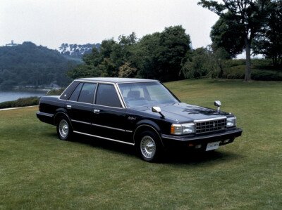 Стекло лобовое TOYOTA CROWN 1983-1987 (GS120-sed) 
Бренд: YHG 30% с синей полосой