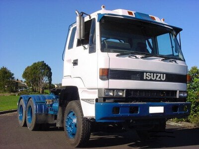 Стекло лобовое ISUZU FORWARD 1983- (CVR-2210*879*2240) 
Бренд: BENSON с синей полосой