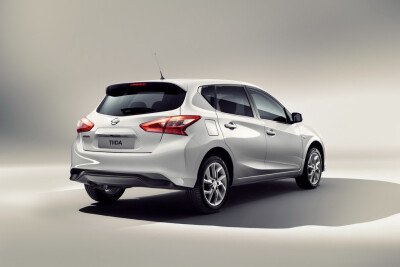 Стекло заднее с обогревом NISSAN TIIDA 2015- (C13-5d h/b) 1 отверстие 
Бренд: BENSON