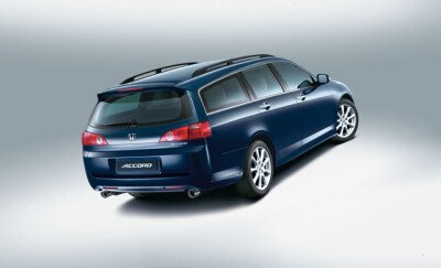 Стекло заднее с обогревом HONDA ACCORD 2002-2008 (CM1-5d wag) 1 отверстие 
Бренд: BENSON