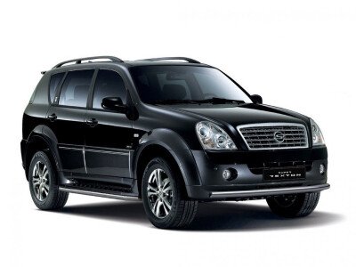 Стекло лобовое SSANGYONG REXTON 2002-2012 (LHD) обогрев щеток, место под датчик дождя (прямоугольный), 
Бренд: BENSON с синей полосой