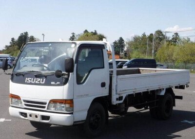 Стекло лобовое ISUZU ELF 1993-2006 (NKR-std-1538*747*1604) 
Бренд: BSG с зеленой полосой