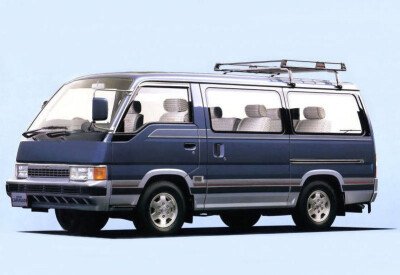 Стекло лобовое NISSAN CARAVAN 1986-2001 (E24) 
Бренд: BSG с серой полосой