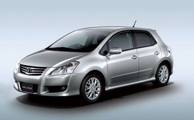 Стекло лобовое TOYOTA BLADE 2006-2012 (E150-RHD) обогрев щеток 
Бренд: BSG с серой полосой