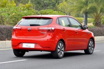 Стекло заднее с обогревом KIA K2 2011-2016 (UB-5d h/b) 1 отверстие 
Бренд: BENSON