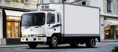 Стекло лобовое HYUNDAI HD TRUCK 2000- (HD120-270 1998*828* ) 
Бренд: BENSON