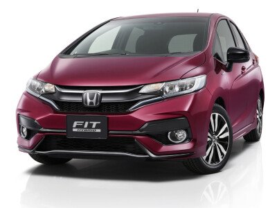 Стекло лобовое HONDA FIT 2013-2019 (GK-RHD-5d) место под 1 камеру 
Бренд: ZDG с синей полосой
