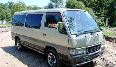 Стекло лобовое ISUZU FARGO 1995-2001 (E24) 
Бренд: BSG с серой полосой