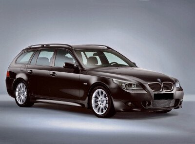Стекло лобовое BMW 5-SERIES 2003-2010 (E61-5d wag) место под датчик дождя (квадрат) 
Бренд: BENSON с синей полосой