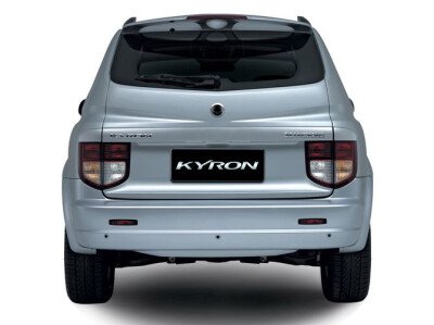 Стекло заднее с обогревом SSANGYONG KYRON 2005-2007 (DJ-1222*602) 1 отверстие 
Бренд: BENSON Тонированное