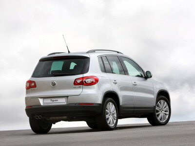 Стекло заднее с обогревом VOLKSWAGEN TIGUAN 2007-2016 (5N1) 1 отверстие 
Бренд: BENSON