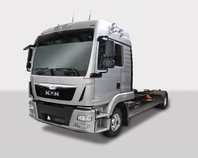 Стекло лобовое MAN TGS-SERIES 2007- (2050*880*2150) 
Бренд: КМК с синей полосой