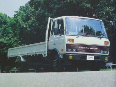 Стекло лобовое NISSAN DIESEL CONDOR 1983-1993 (CM86-std-1943*832*1990) 
Бренд: BSG