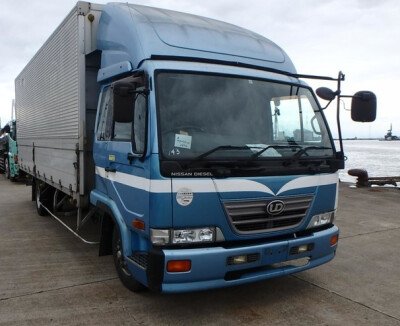 Стекло лобовое NISSAN DIESEL CONDOR 1993-2011 (PK250-2132*848*2165) 
Бренд: BSG