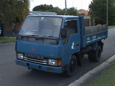 Стекло лобовое MITSUBISHI CANTER 1985-1993 (FE300-std-1504*689*1555) 
Бренд: ZDG