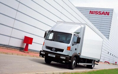 Стекло лобовое NISSAN ATLEON 2000- (TK165-wide-1979*786*1875) 
Бренд: BSG с серой полосой