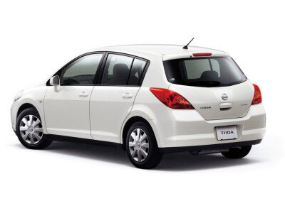 Стекло заднее с обогревом NISSAN TIIDA 2004-2012 (C11-5d h/b) 1 отверстие 
Бренд: BSG