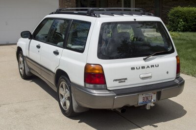 Стекло заднее с обогревом SUBARU FORESTER 1996-2002 (SF5) молдинг, 
Бренд: BENSON