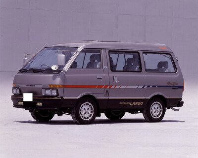 Стекло лобовое NISSAN VANETTE LARGO 1982-1987 (GC12) 
Бренд: BSG с серой полосой