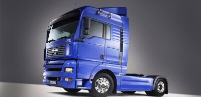 Стекло лобовое MAN TGA-SERIES 2000- (2050*880*2150) 
Бренд: КМК с синей полосой